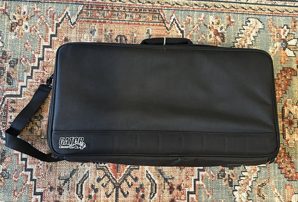 Gator GPB-BAK-1 Large Aluminum Pedalboard with Carry Bag